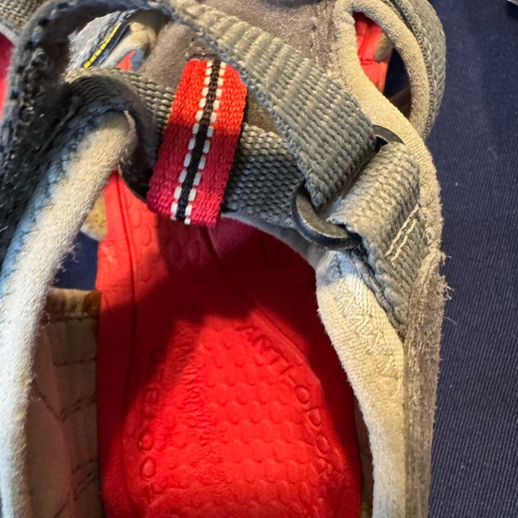 Keen Newport H2 Sandals Grey and Red Youth Size 5 - Picture 9 of 11